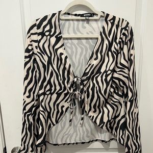 Double self tie zebra top. Belled sleeves